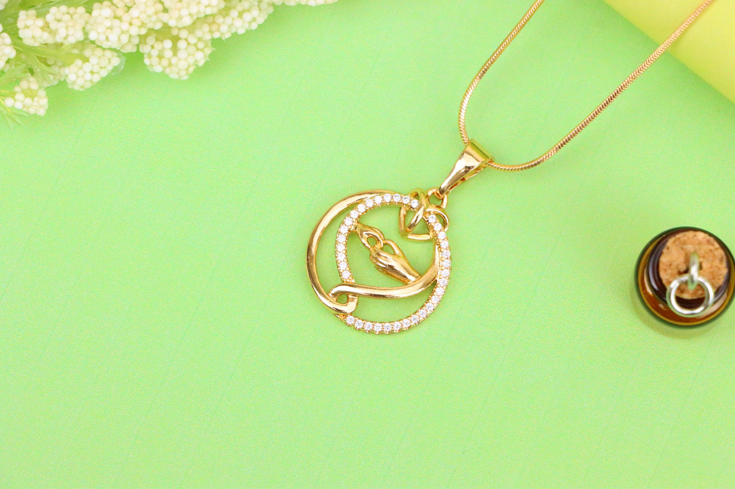 Graceful Hand & Heart Rose Gold Pendant – Sparkling Circle Design, XPPT1554 (2143-6)
