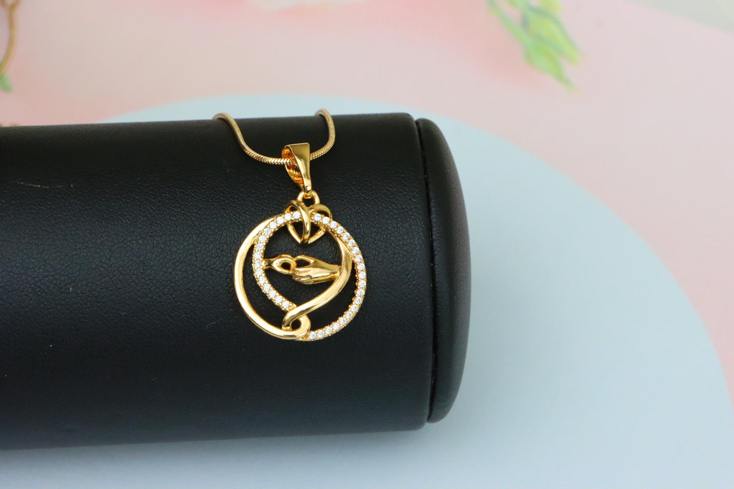 Graceful Hand & Heart Rose Gold Pendant – Sparkling Circle Design, XPPT1554 (2143-6)
