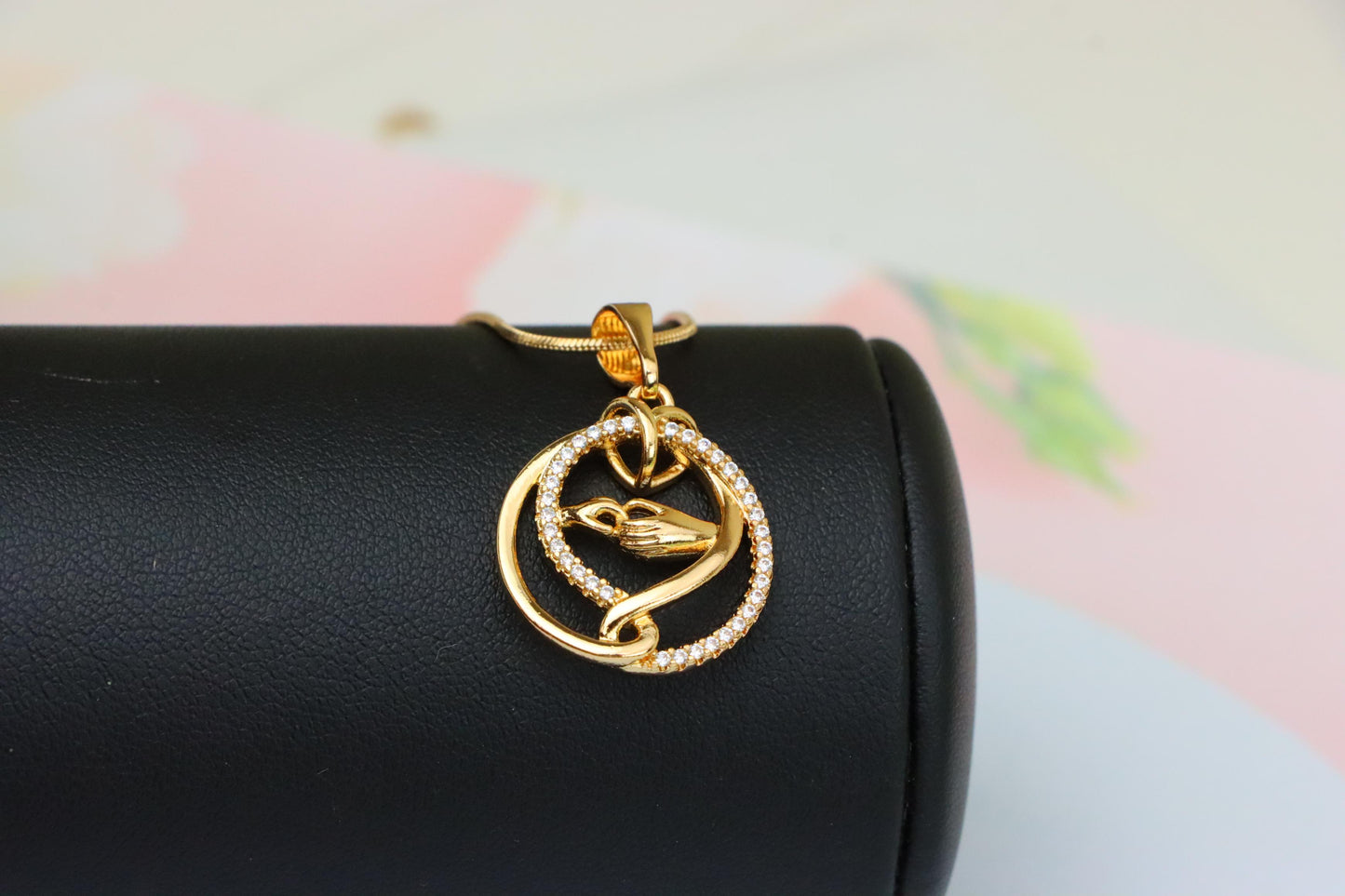 Graceful Hand & Heart Rose Gold Pendant – Sparkling Circle Design, XPPT1554 (2143-6)