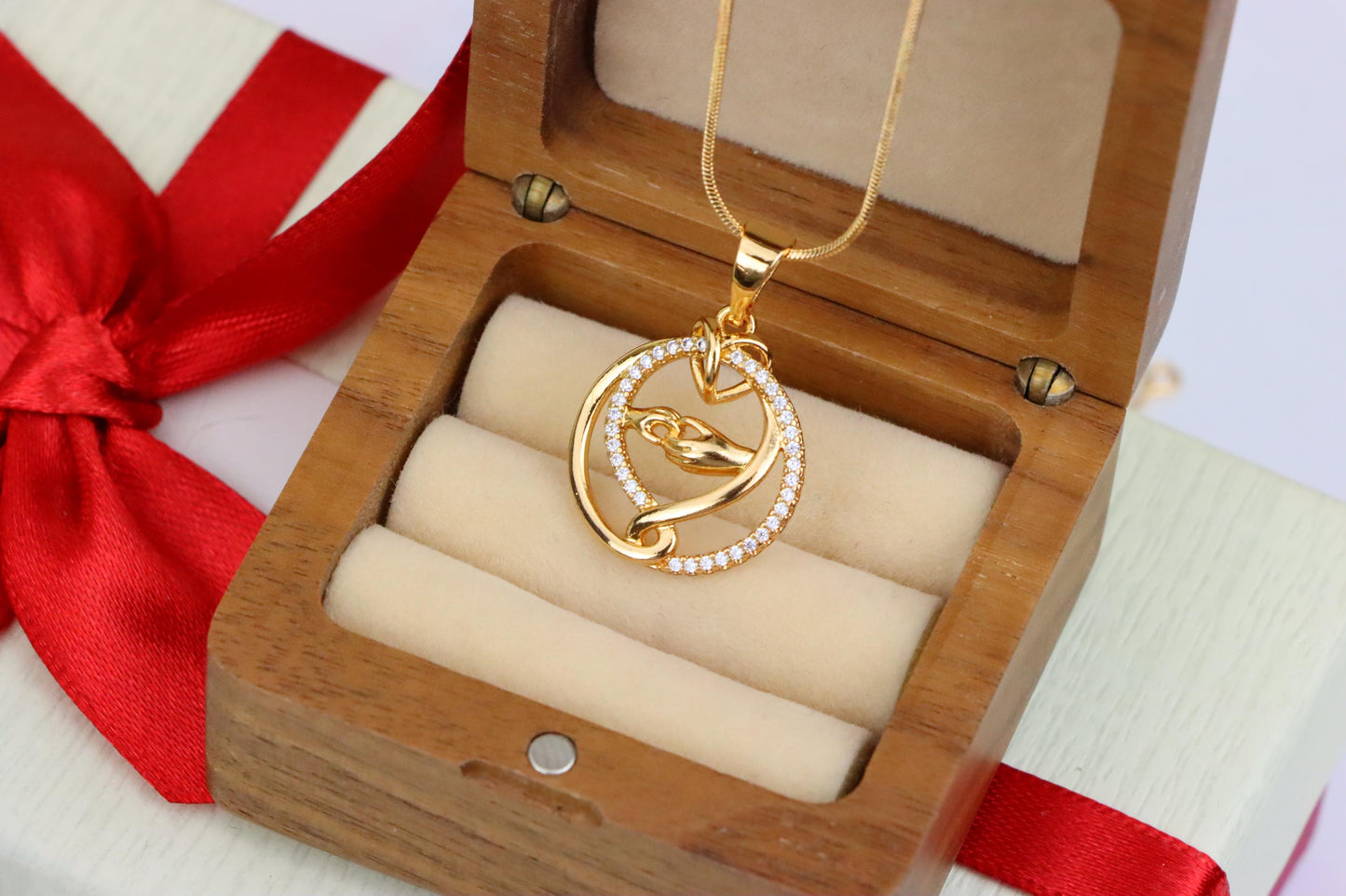 Graceful Hand & Heart Rose Gold Pendant – Sparkling Circle Design, XPPT1554 (2143-6)