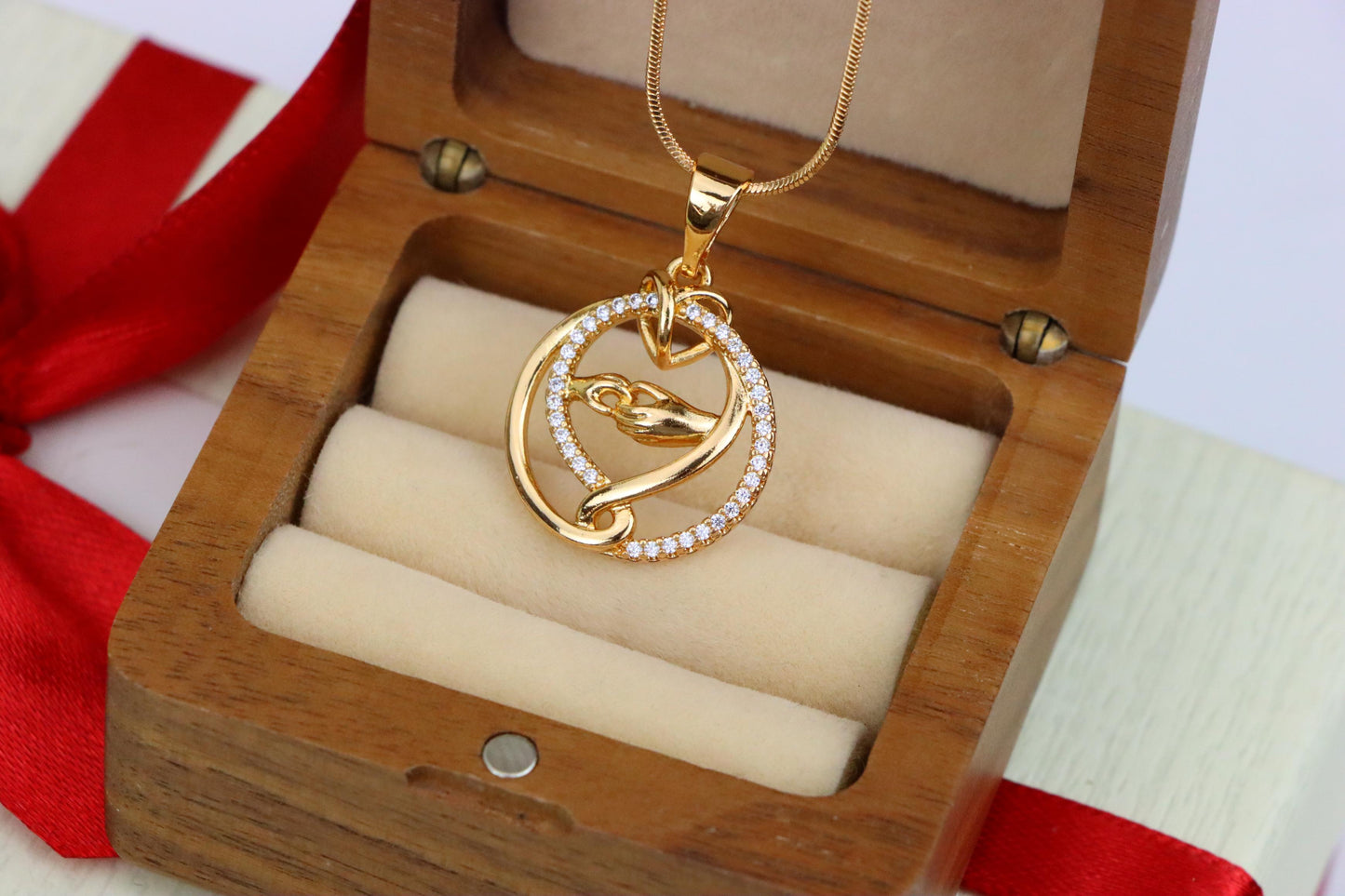 Graceful Hand & Heart Rose Gold Pendant – Sparkling Circle Design, XPPT1554 (2143-6)
