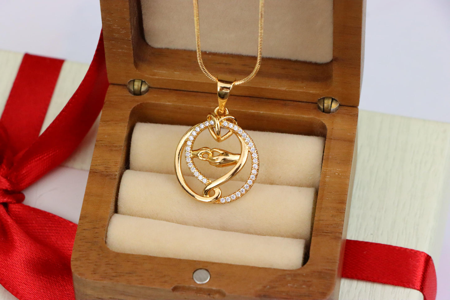 Graceful Hand & Heart Rose Gold Pendant – Sparkling Circle Design, XPPT1554 (2143-6)