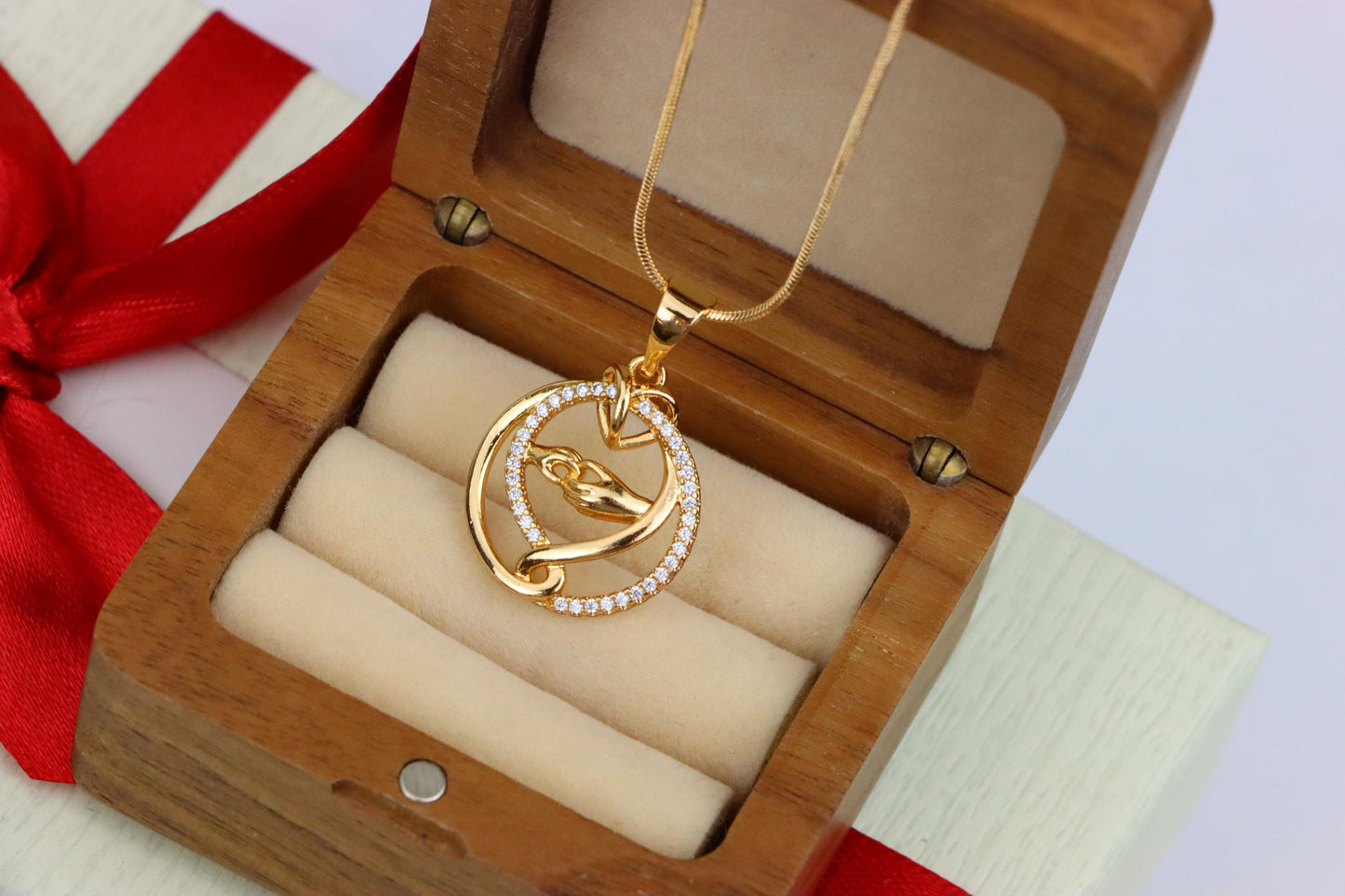 Graceful Hand & Heart Rose Gold Pendant – Sparkling Circle Design, XPPT1554 (2143-6)