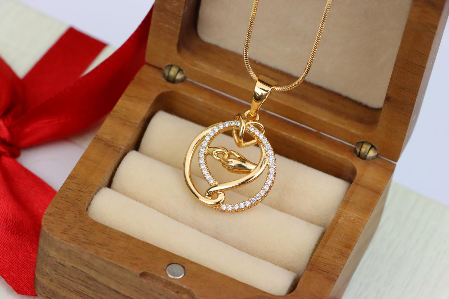 Graceful Hand & Heart Rose Gold Pendant – Sparkling Circle Design, XPPT1554 (2143-6)