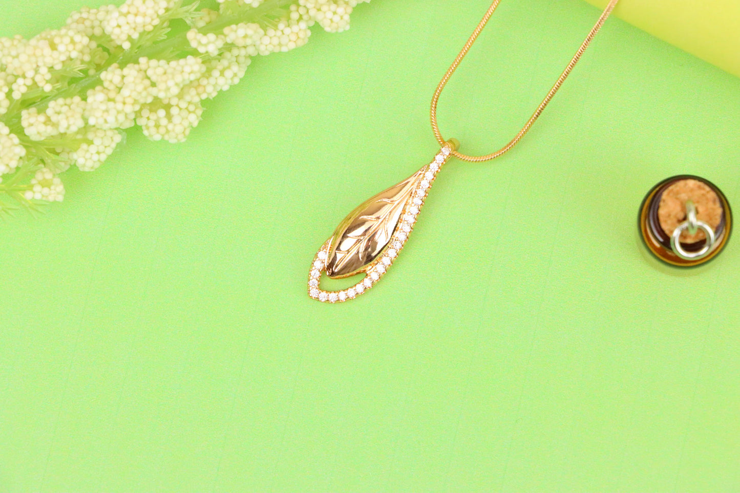 Elegant Rose Gold Leaf Pendant with Crystal Accents, XPPT1581 (2146-1)