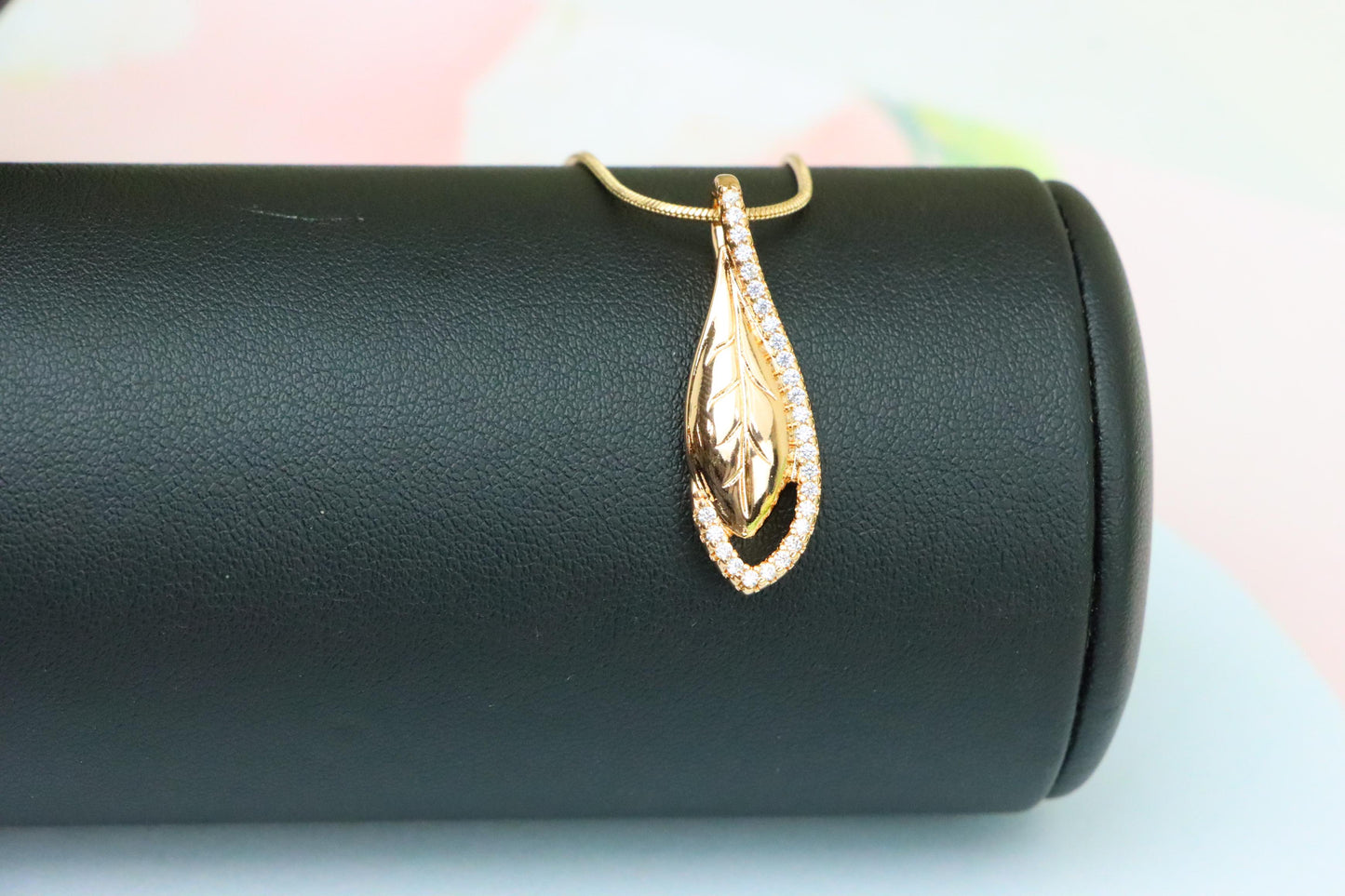 Elegant Rose Gold Leaf Pendant with Crystal Accents, XPPT1581 (2146-1)