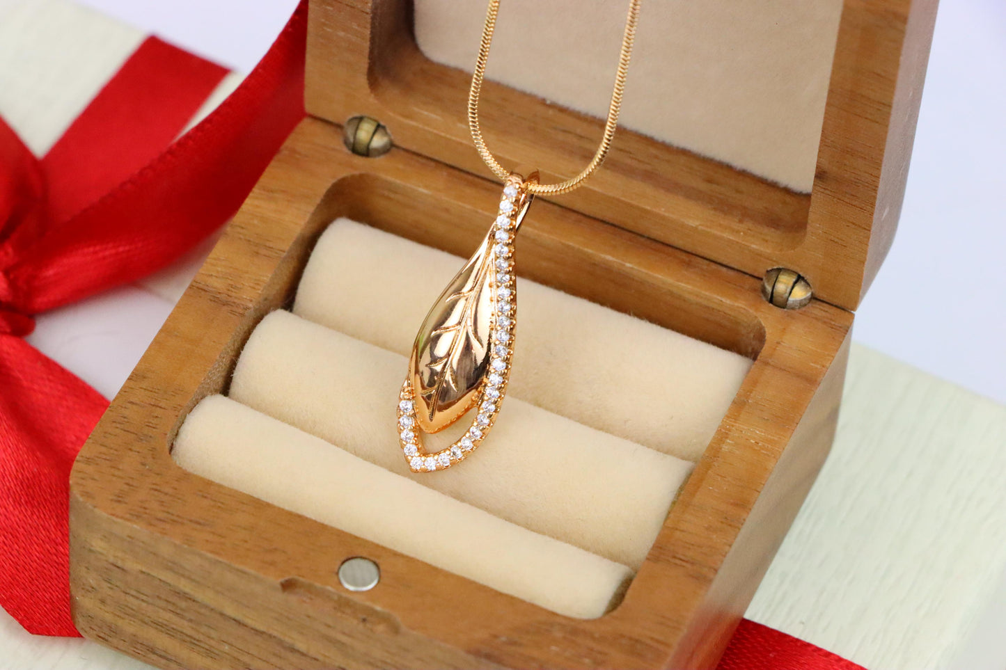 Elegant Rose Gold Leaf Pendant with Crystal Accents, XPPT1581 (2146-1)