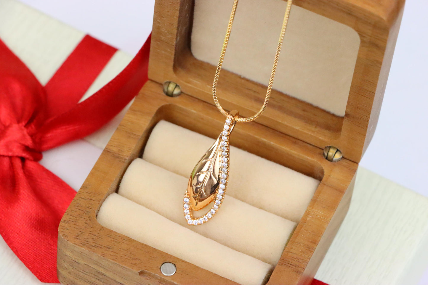 Elegant Rose Gold Leaf Pendant with Crystal Accents, XPPT1581 (2146-1)