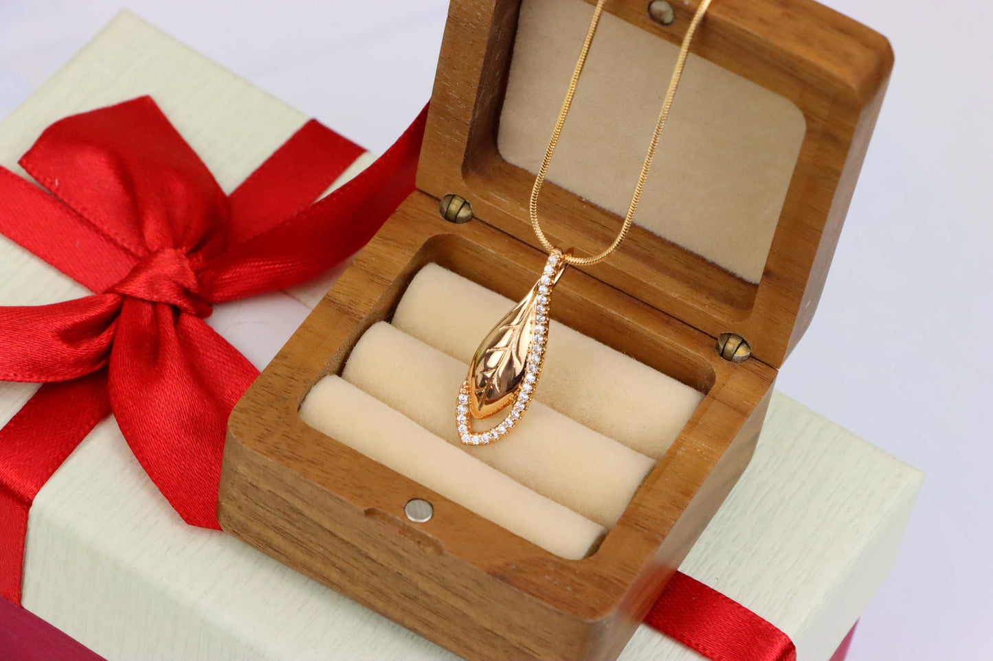 Elegant Rose Gold Leaf Pendant with Crystal Accents, XPPT1581 (2146-1)