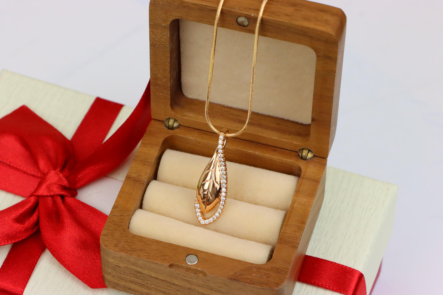 Elegant Rose Gold Leaf Pendant with Crystal Accents, XPPT1581 (2146-1)