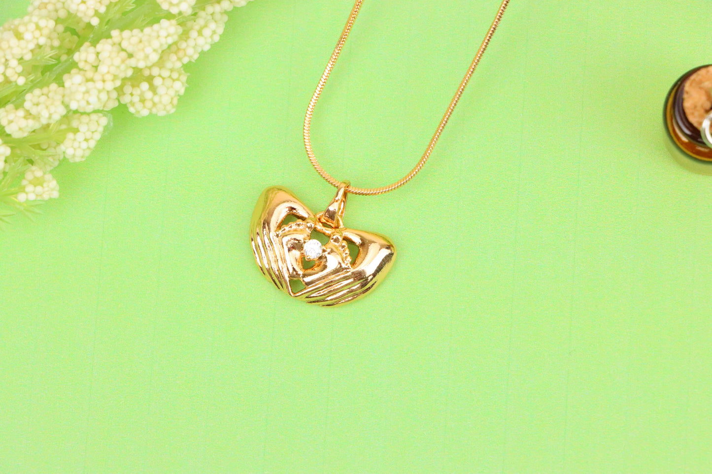 Heart-Shaped Hand Embrace Pendant with Crystal, XPPT1584 (2146-4)