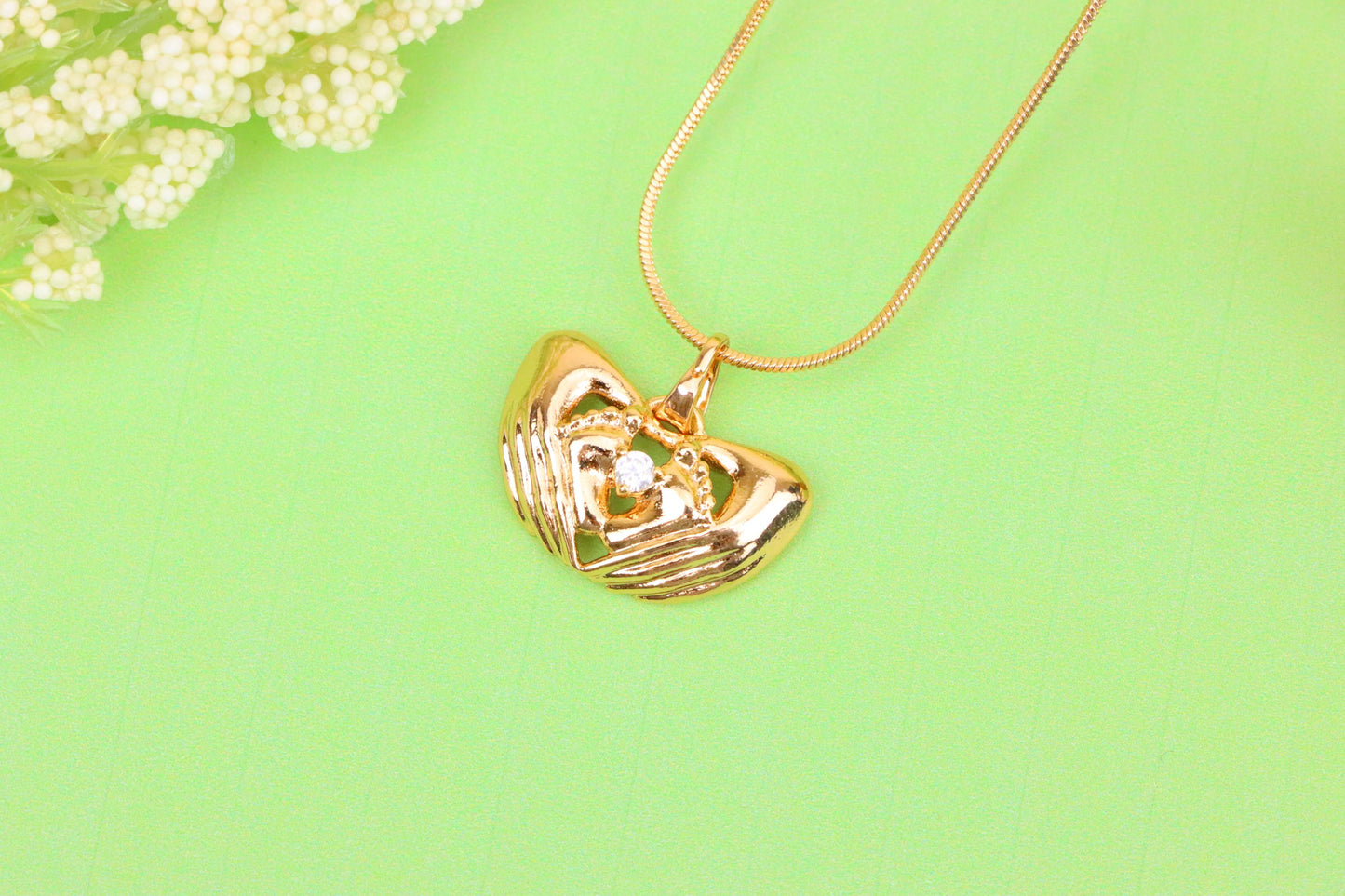 Heart-Shaped Hand Embrace Pendant with Crystal, XPPT1584 (2146-4)