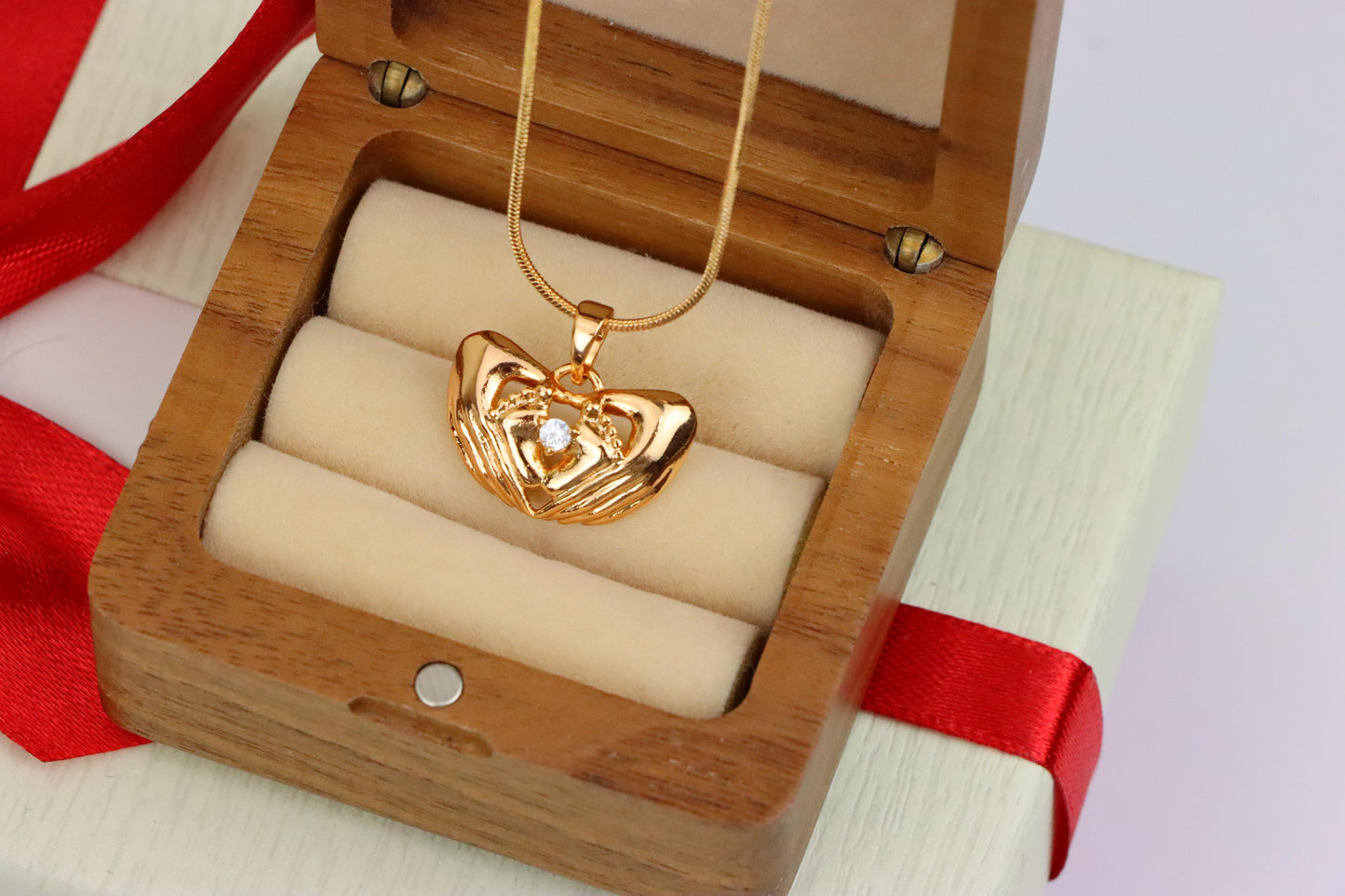 Heart-Shaped Hand Embrace Pendant with Crystal, XPPT1584 (2146-4)