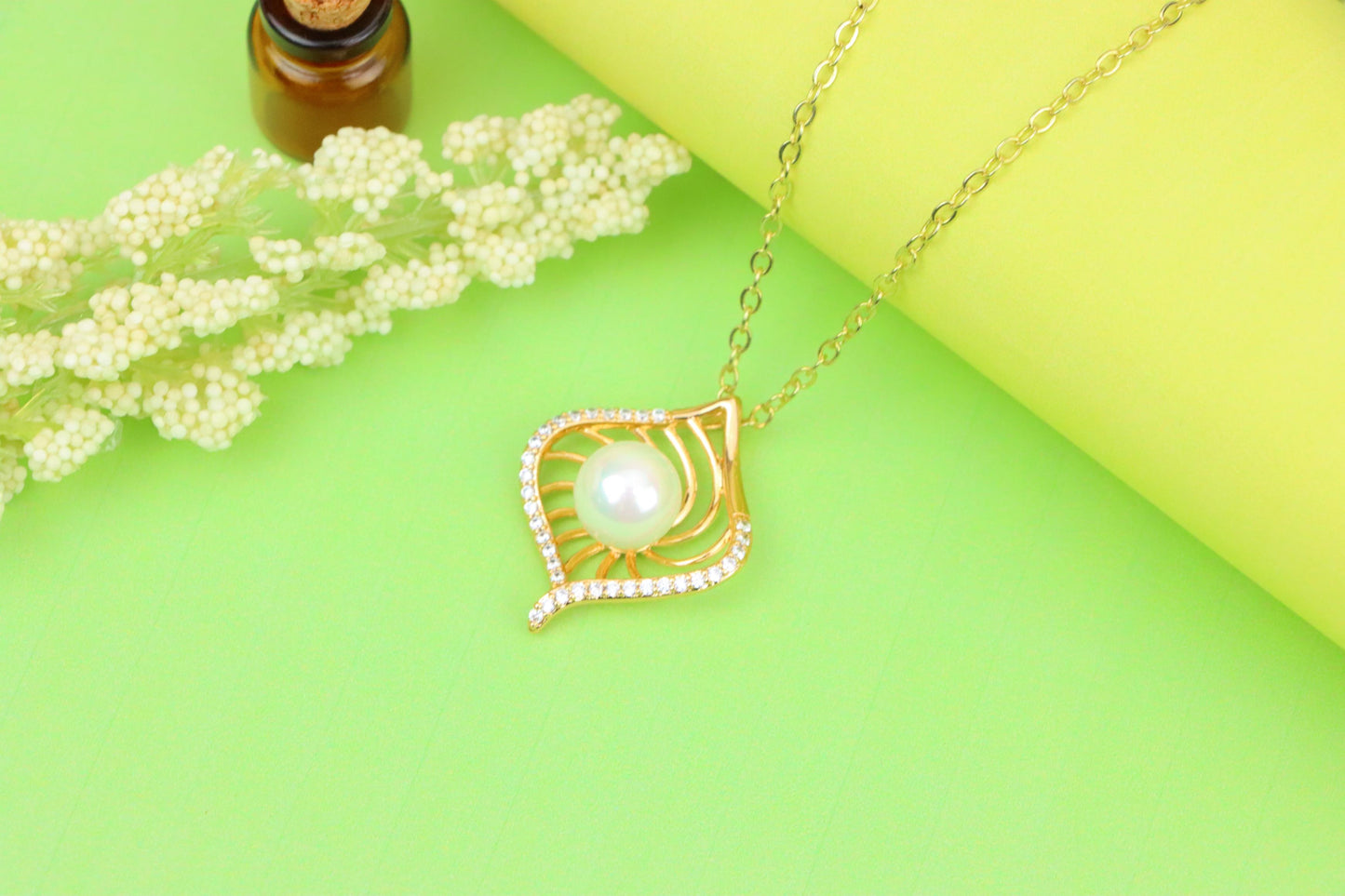 Rose Gold Leaf Pearl Pendant with Crystal Border for Elegant Look, XPPT1225 (2123-1)