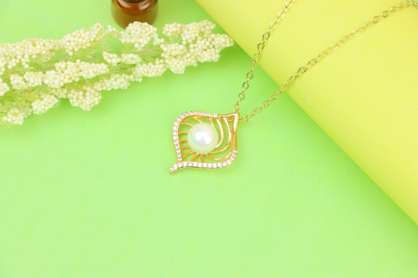 Rose Gold Leaf Pearl Pendant with Crystal Border for Elegant Look, XPPT1225 (2123-1)