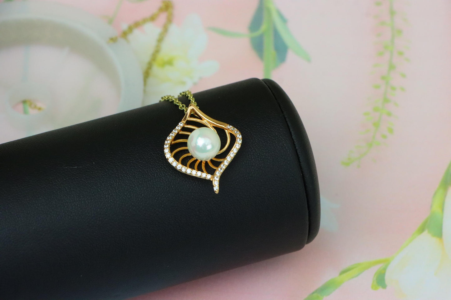 Rose Gold Leaf Pearl Pendant with Crystal Border for Elegant Look, XPPT1225 (2123-1)
