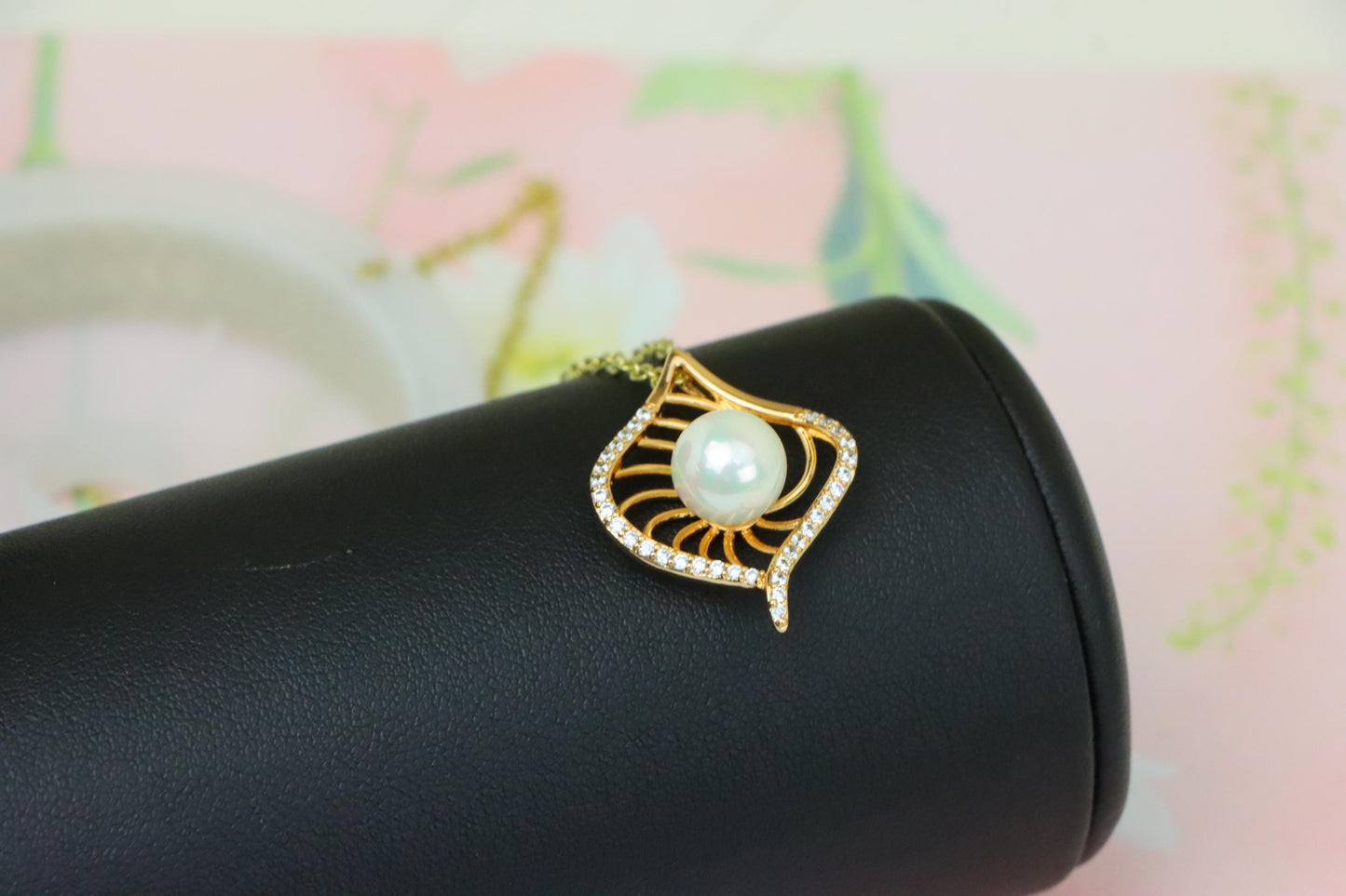 Rose Gold Leaf Pearl Pendant with Crystal Border for Elegant Look, XPPT1225 (2123-1)