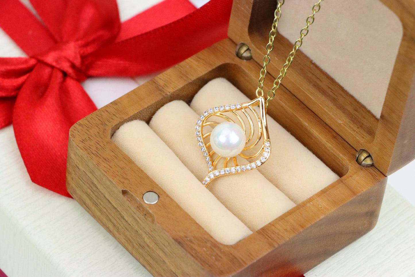 Rose Gold Leaf Pearl Pendant with Crystal Border for Elegant Look, XPPT1225 (2123-1)