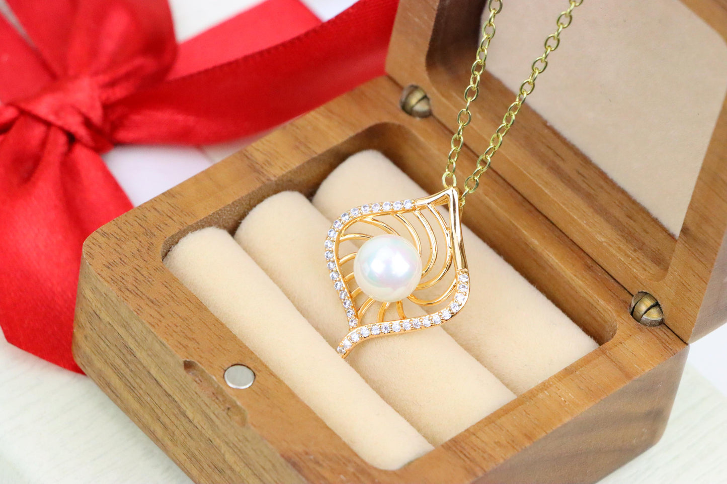 Rose Gold Leaf Pearl Pendant with Crystal Border for Elegant Look, XPPT1225 (2123-1)