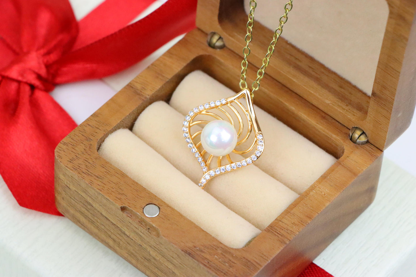 Rose Gold Leaf Pearl Pendant with Crystal Border for Elegant Look, XPPT1225 (2123-1)