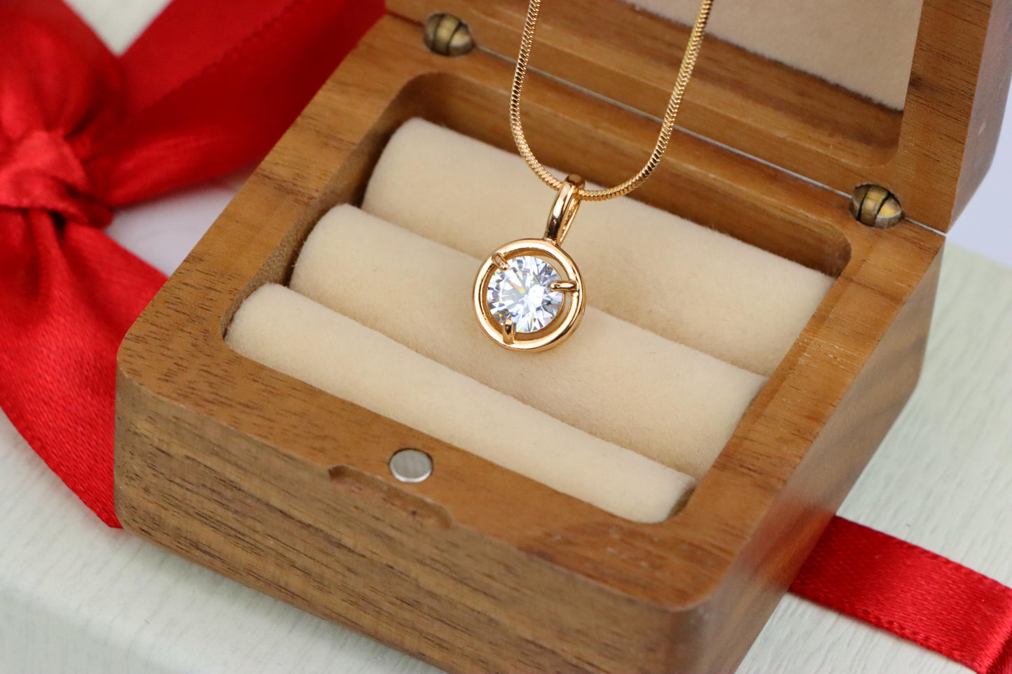 Classic White Round Pendant with Gold Plated Frame – Elegant Shine, XPPT1707 (2150-6)
