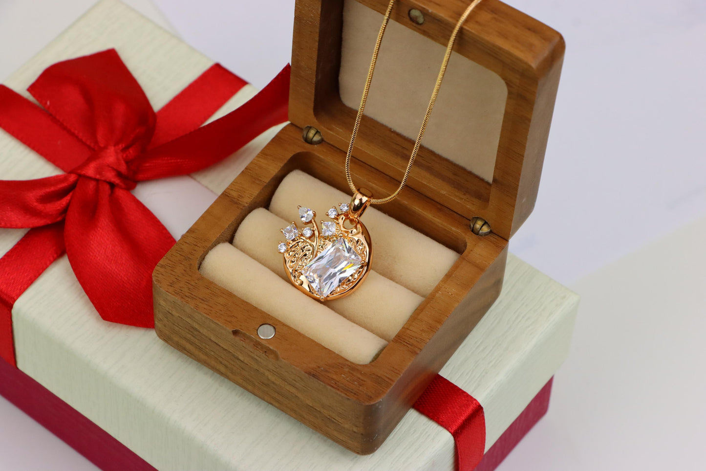 Elegant Round Rose Gold Pendant with Sparkling Crystal Accents, XPPT1284 (2128-10)