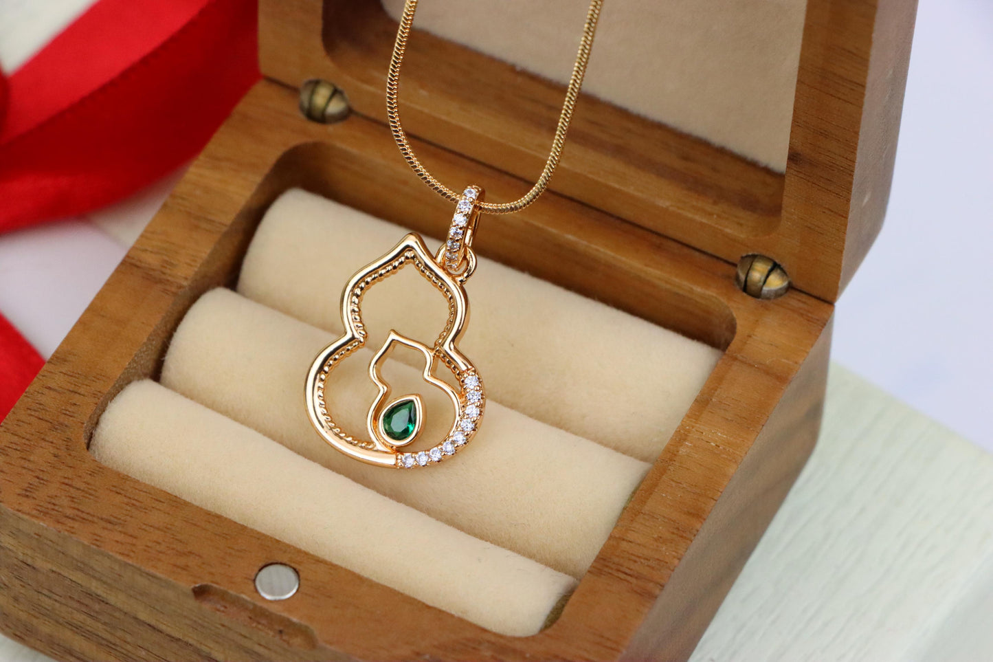 Rose Gold Mother & Child Outline Pendant with Green Stone, XPPT1311 (2131-4)