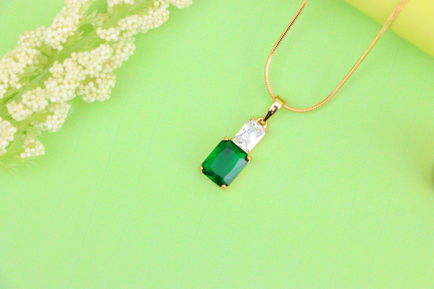 Emerald Green Pendant in Gold-Plated Brass – Sophisticated Radiance, XPPT1811 (2153-3)