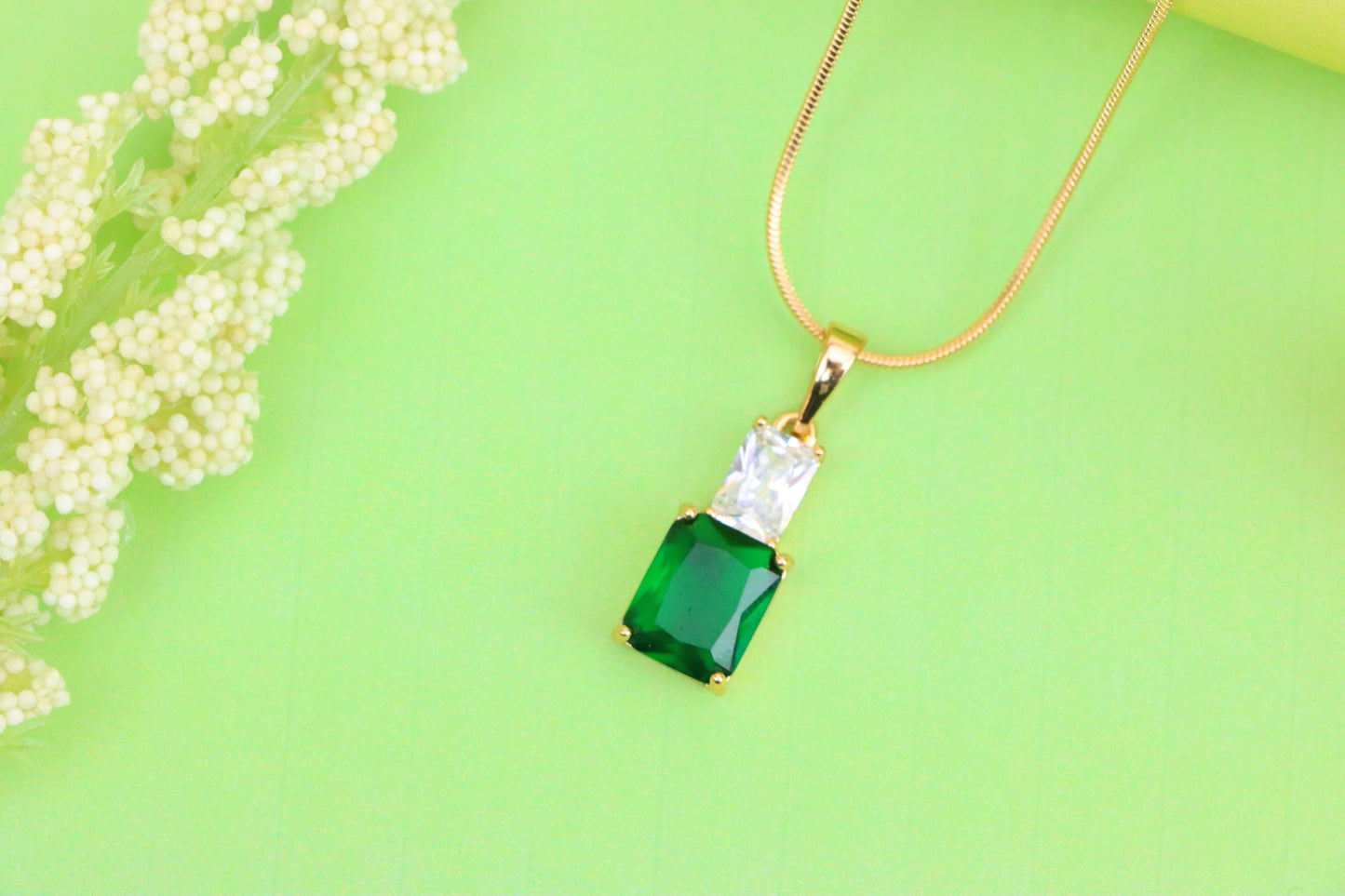 Emerald Green Pendant in Gold-Plated Brass – Sophisticated Radiance, XPPT1811 (2153-3)