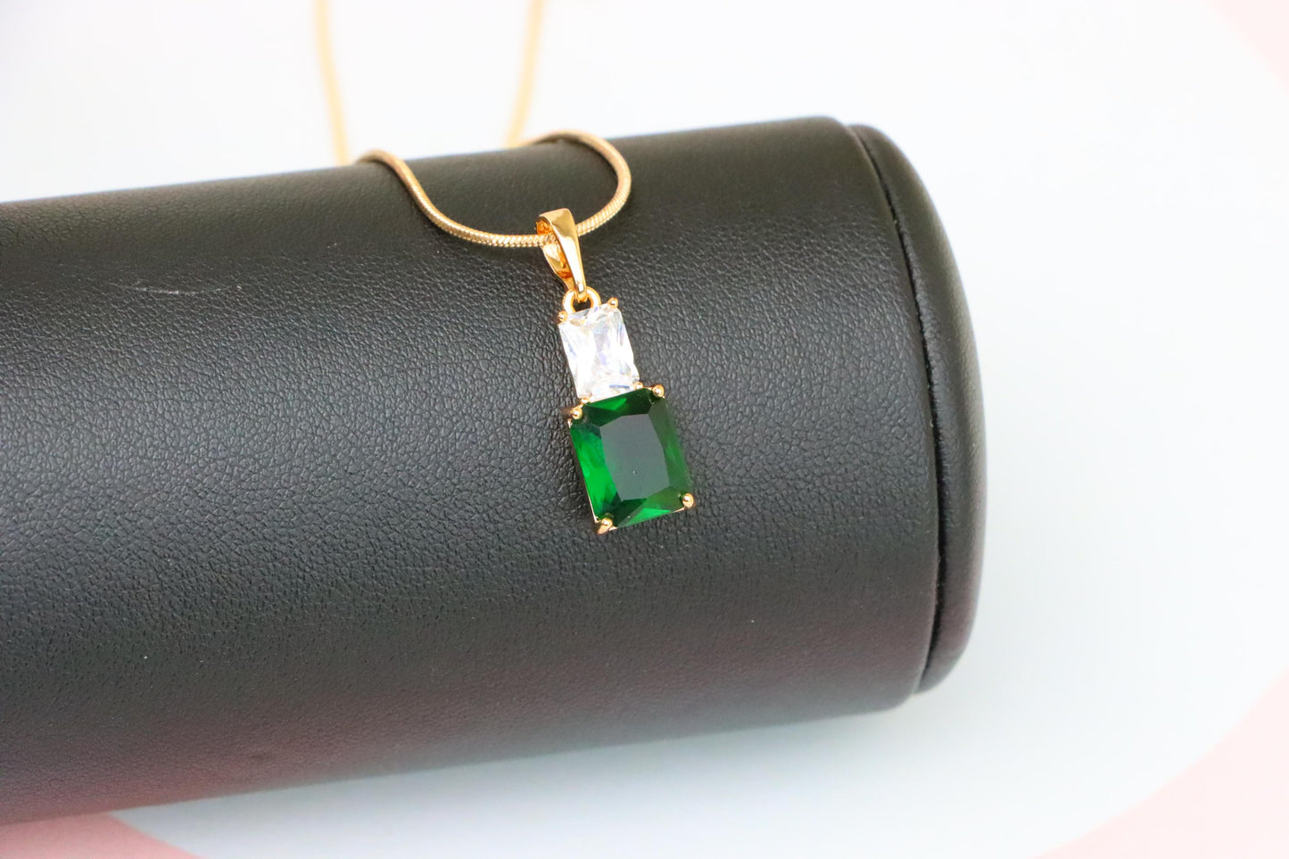 Emerald Green Pendant in Gold-Plated Brass – Sophisticated Radiance, XPPT1811 (2153-3)