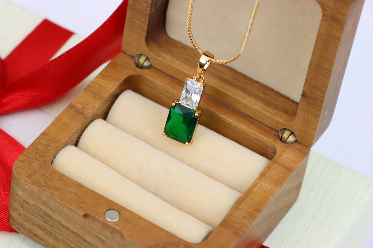 Emerald Green Pendant in Gold-Plated Brass – Sophisticated Radiance, XPPT1811 (2153-3)