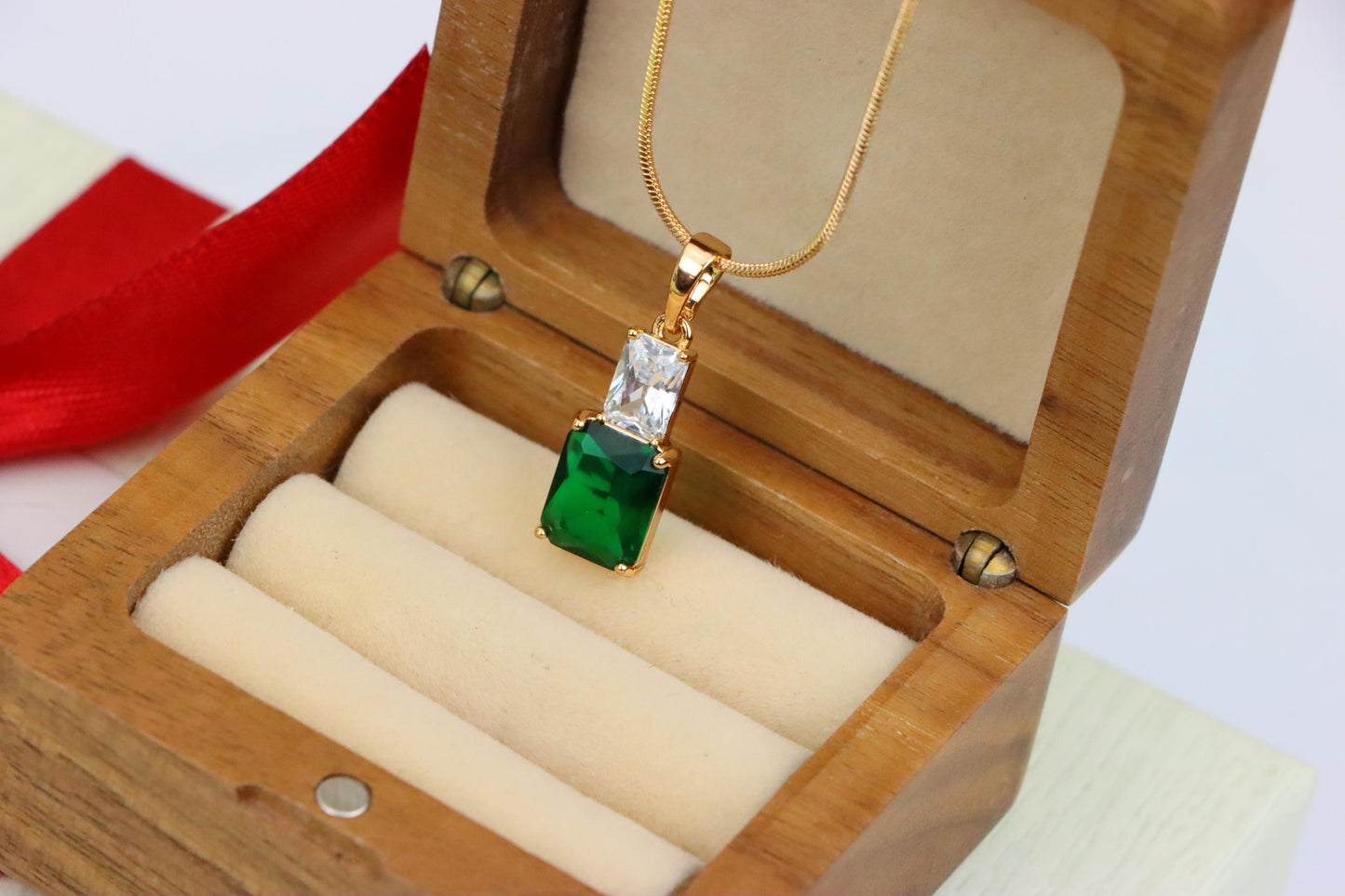 Emerald Green Pendant in Gold-Plated Brass – Sophisticated Radiance, XPPT1811 (2153-3)