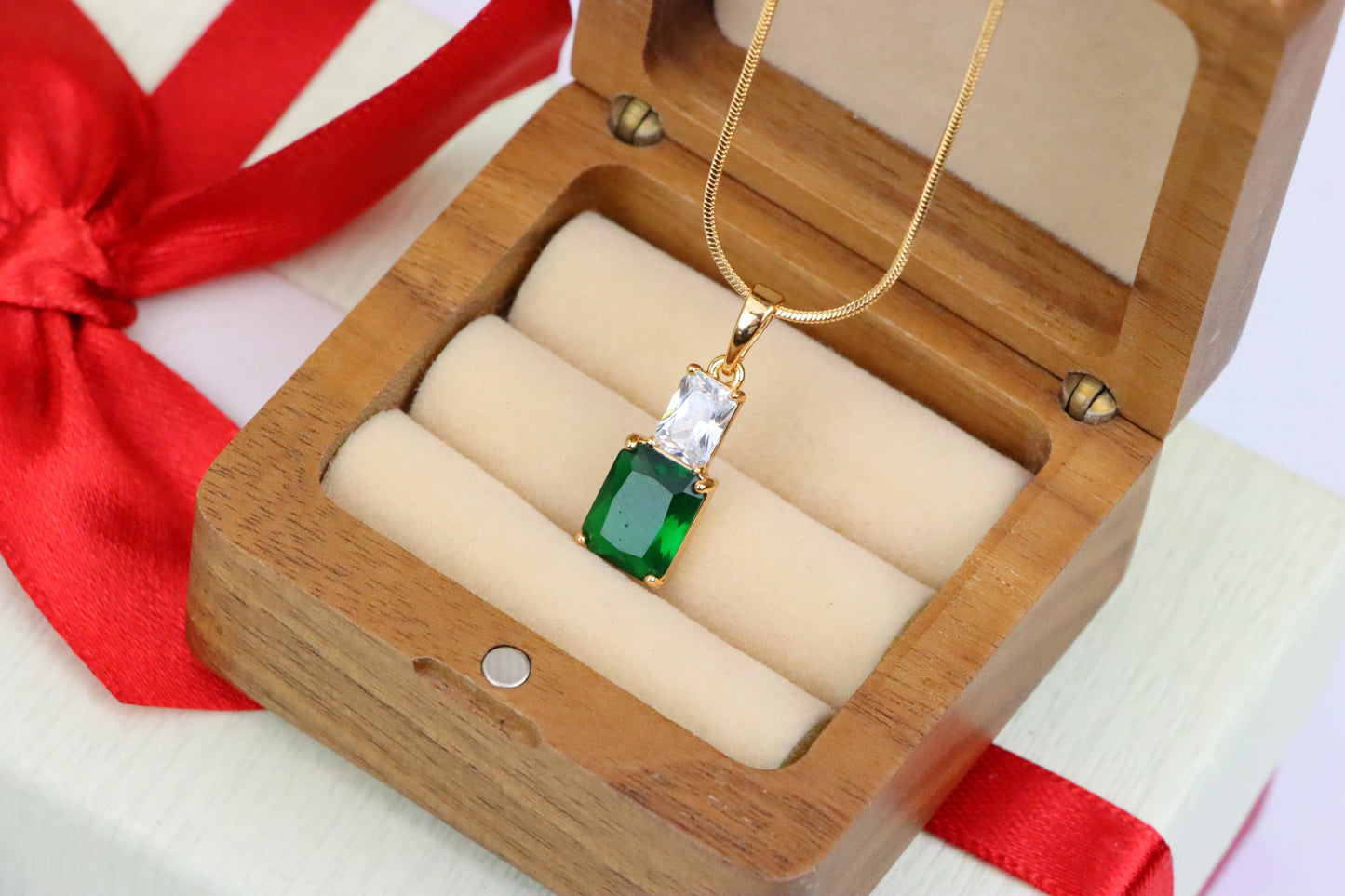 Emerald Green Pendant in Gold-Plated Brass – Sophisticated Radiance, XPPT1811 (2153-3)