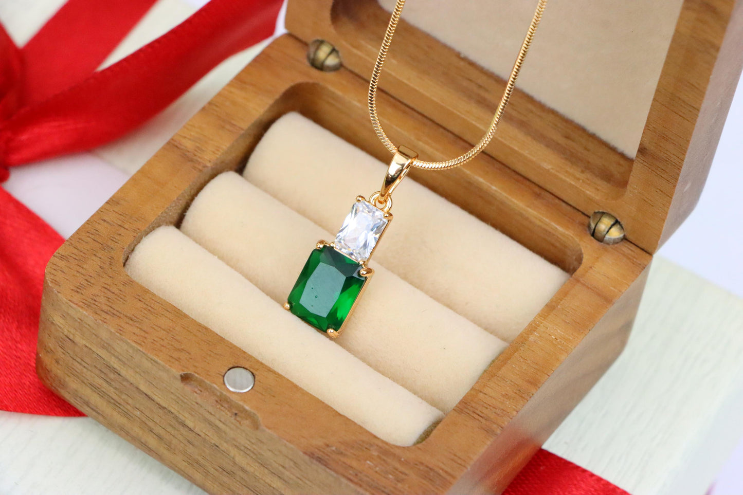 Emerald Green Pendant in Gold-Plated Brass – Sophisticated Radiance, XPPT1811 (2153-3)