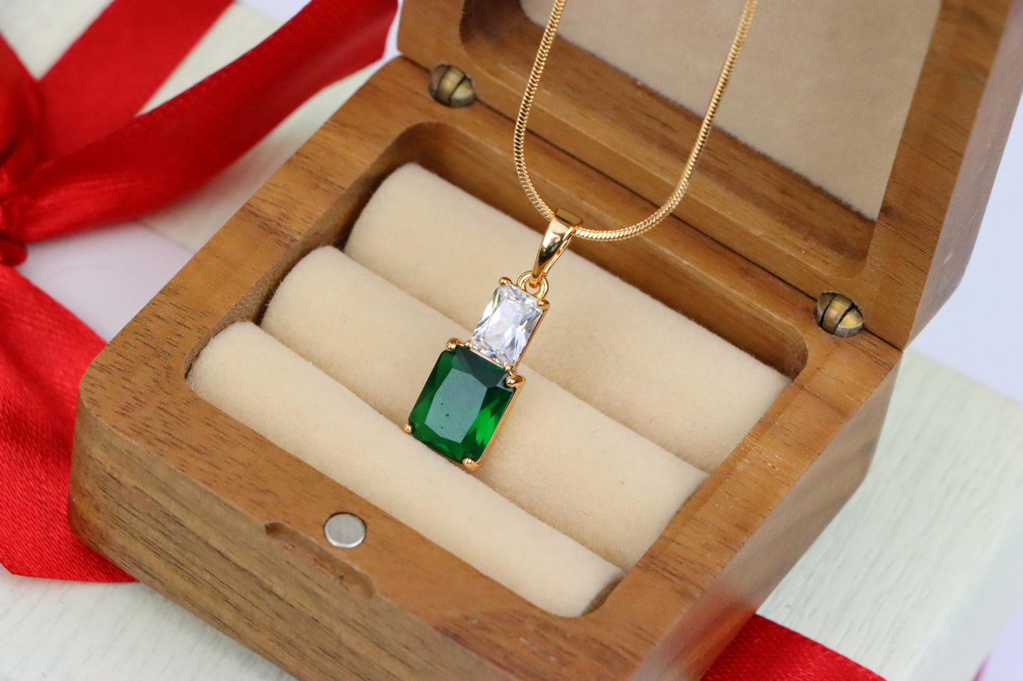 Emerald Green Pendant in Gold-Plated Brass – Sophisticated Radiance, XPPT1811 (2153-3)