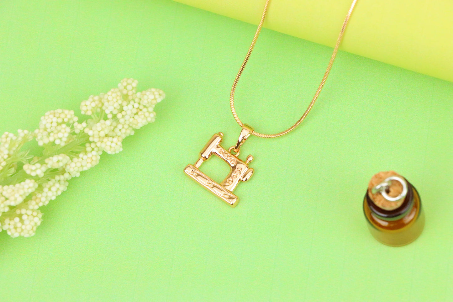 Vintage Sewing Machine Rose Gold Pendant for Craft Lovers, XPPT1384 (2133-8)
