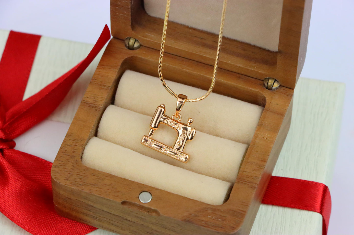Vintage Sewing Machine Rose Gold Pendant for Craft Lovers, XPPT1384 (2133-8)