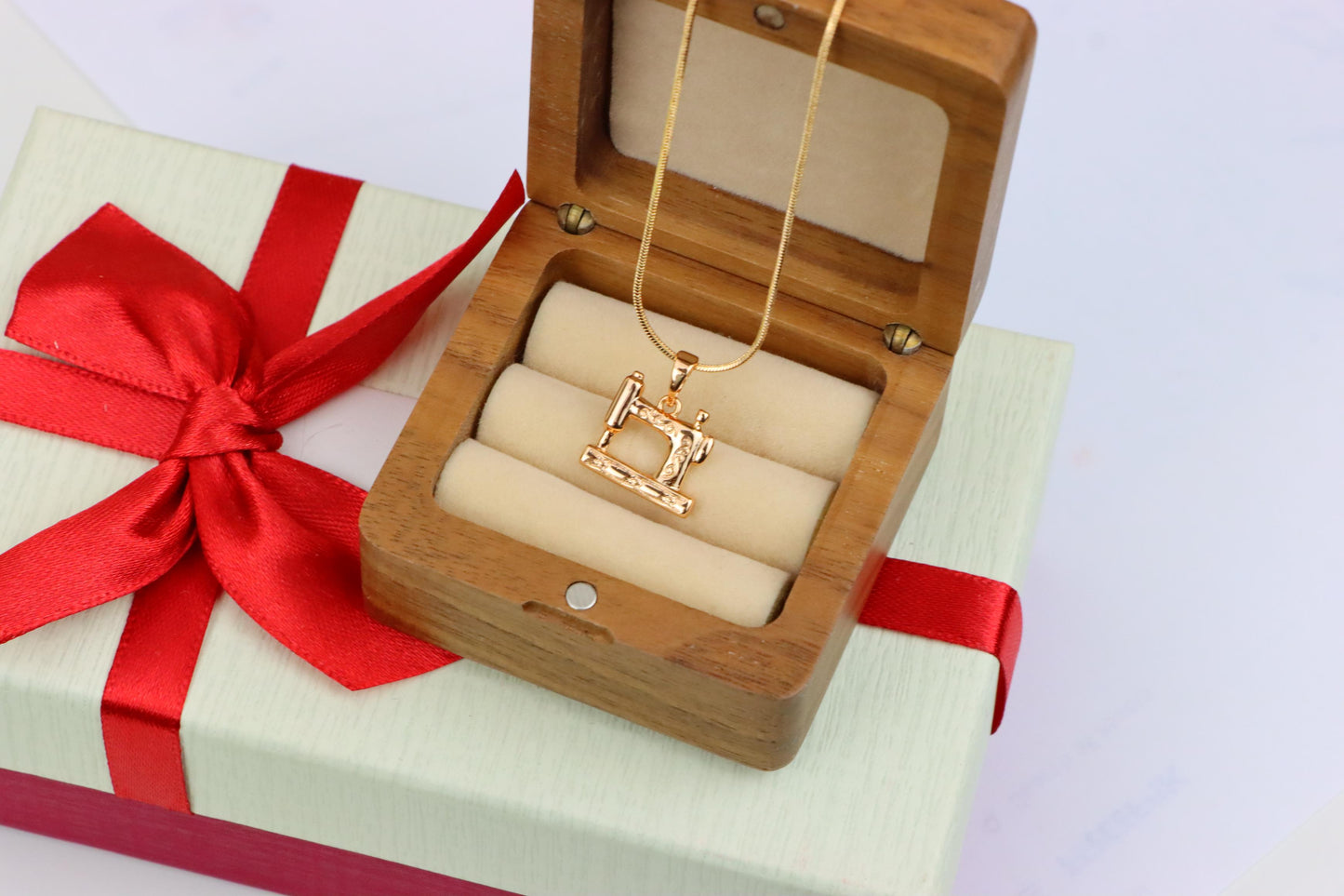 Vintage Sewing Machine Rose Gold Pendant for Craft Lovers, XPPT1384 (2133-8)