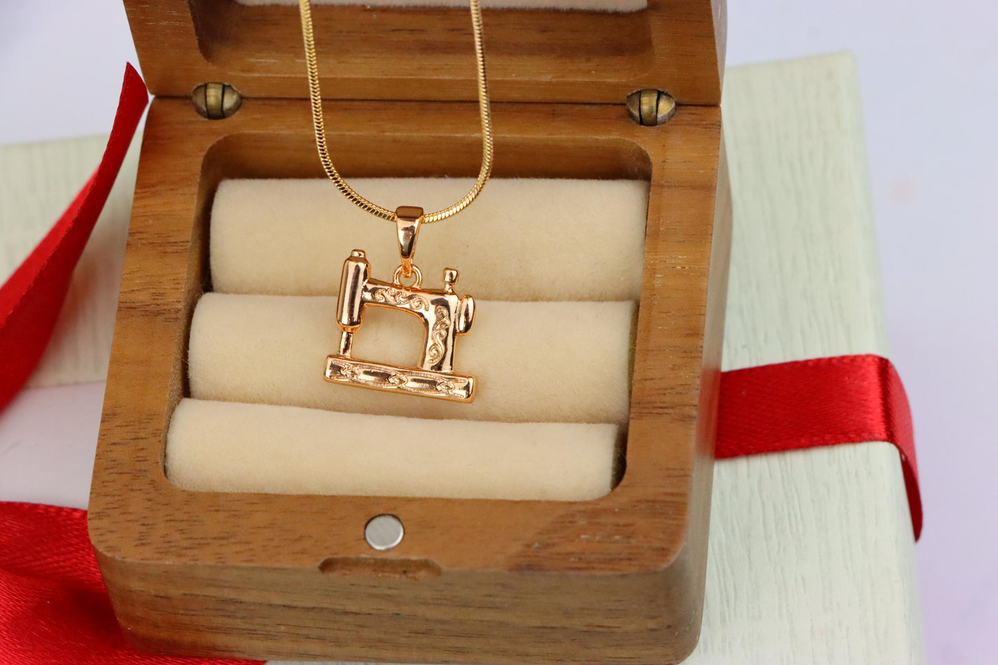Vintage Sewing Machine Rose Gold Pendant for Craft Lovers, XPPT1384 (2133-8)