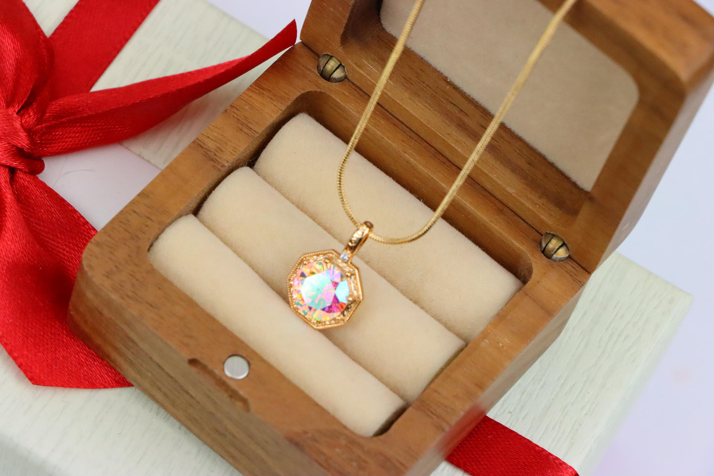 Gold-Plated Iridescent Pendant – Radiant Glow, XPPT1392 (2134-2)