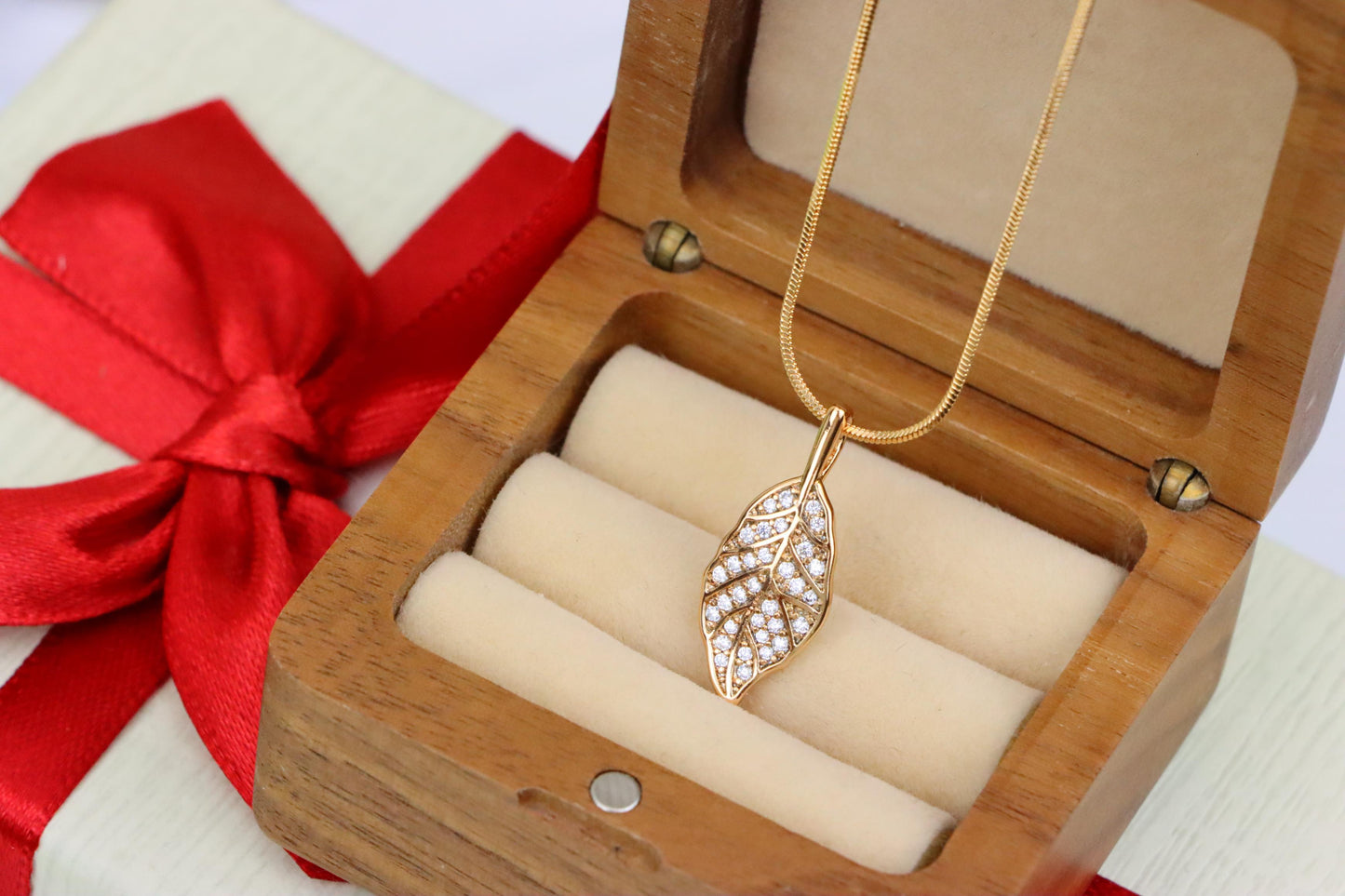 Elegant Leaf Design Rose Gold Pendant with Sparkling White Stones, XPPT1868 (2158-1)
