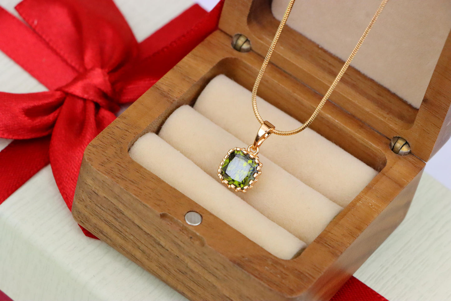 Round Green Stone Rose Gold Pendant with Delicate Beaded Frame, XPPT1869 (2158-2)