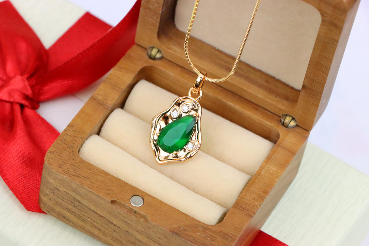 Elegant Green Teardrop Pendant with Gold Plated Artistic Frame, XPPT1732 (2162-9)