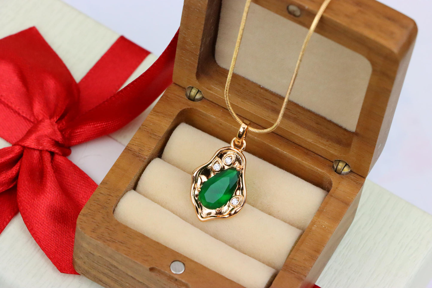 Elegant Green Teardrop Pendant with Gold Plated Artistic Frame, XPPT1732 (2162-9)