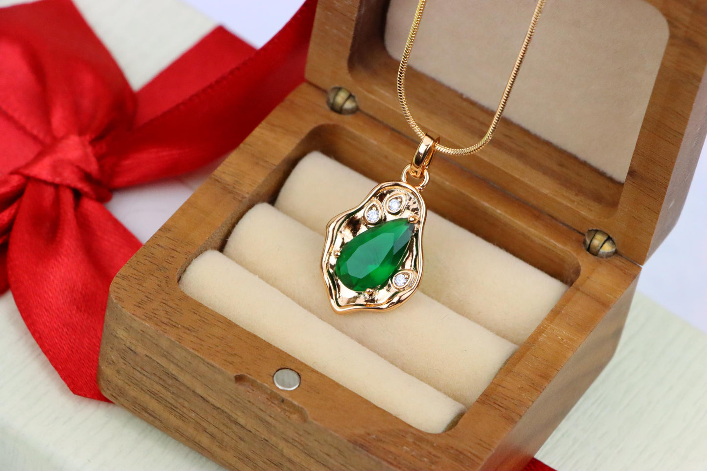 Elegant Green Teardrop Pendant with Gold Plated Artistic Frame, XPPT1732 (2162-9)