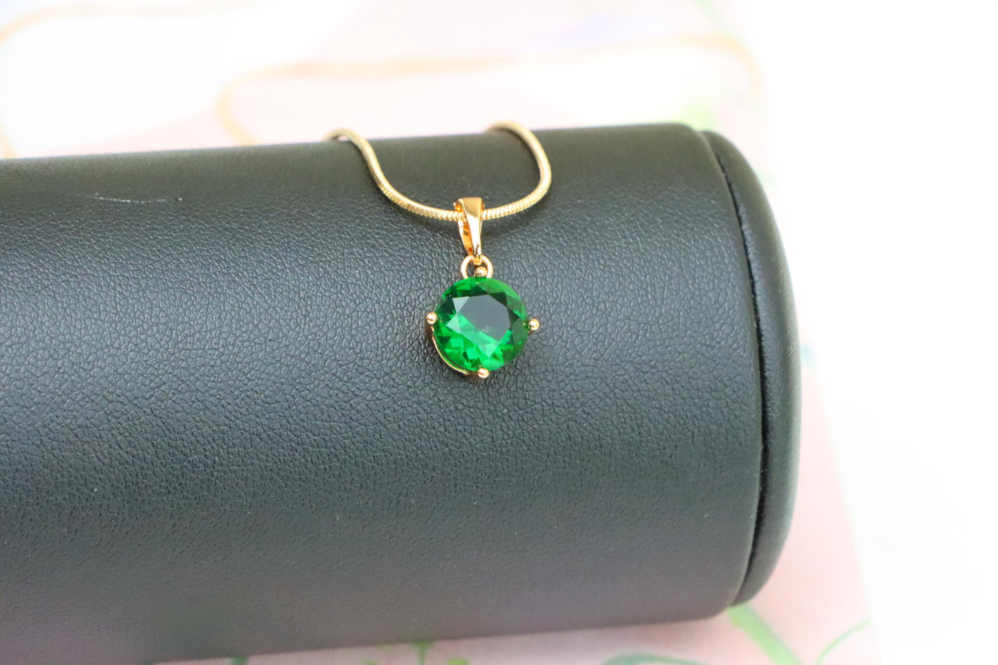 Elegant Green Pendant with Gold Plated Finish for Chic Everyday Style, XPPT1667 (2164-1)