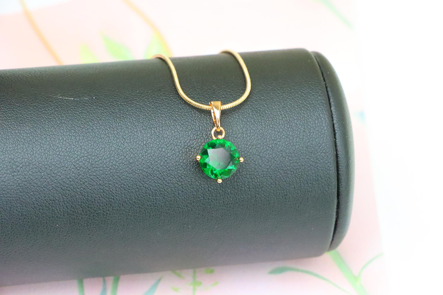 Elegant Green Pendant with Gold Plated Finish for Chic Everyday Style, XPPT1667 (2164-1)