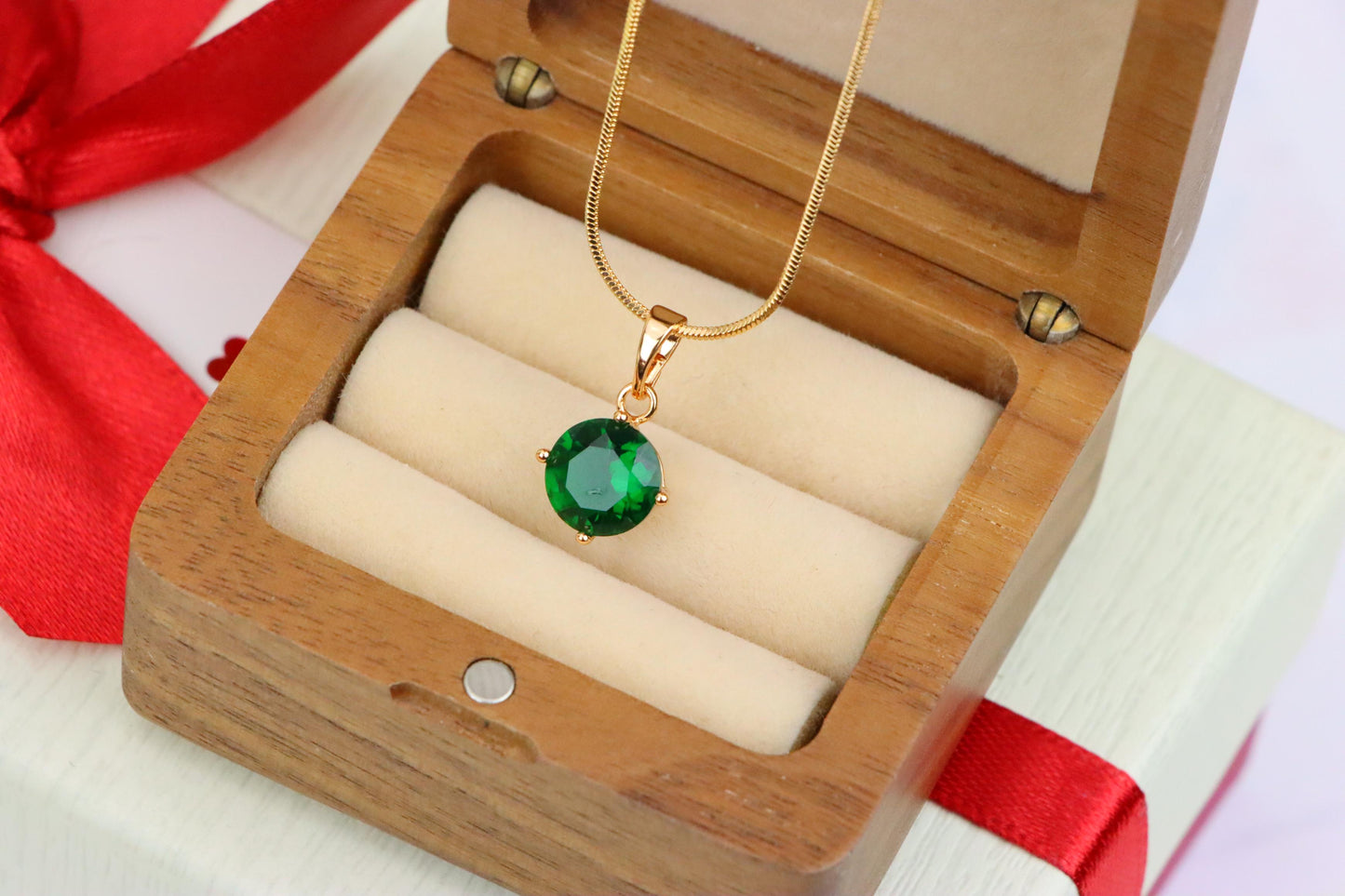 Elegant Green Pendant with Gold Plated Finish for Chic Everyday Style, XPPT1667 (2164-1)