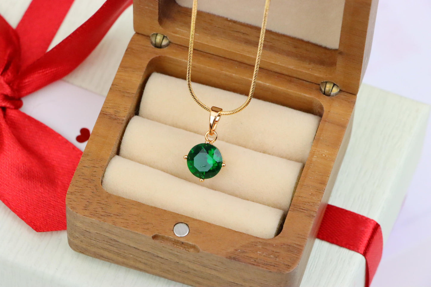 Elegant Green Pendant with Gold Plated Finish for Chic Everyday Style, XPPT1667 (2164-1)