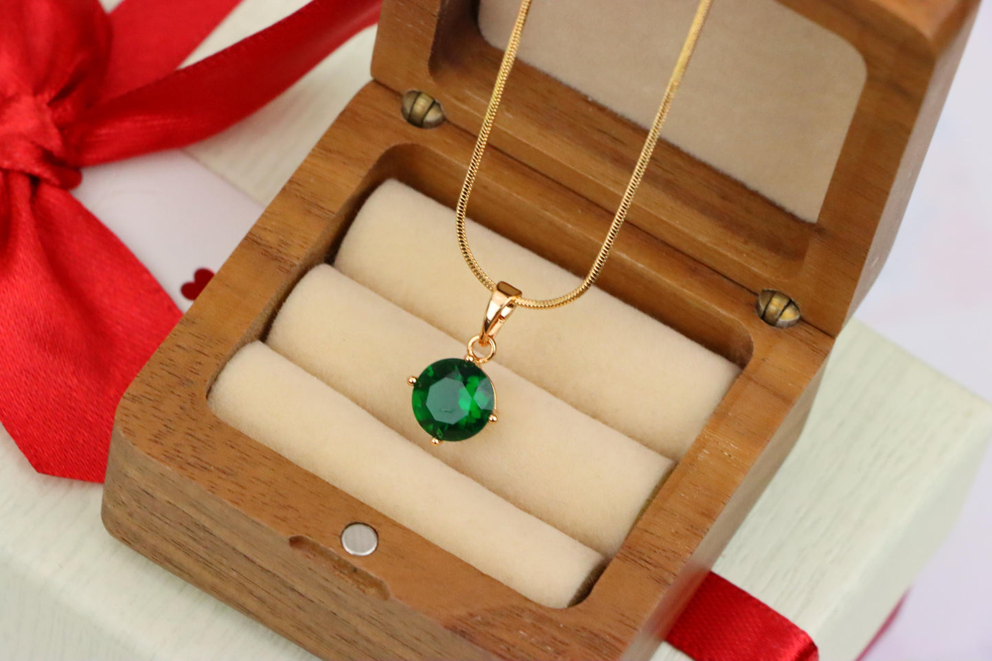 Elegant Green Pendant with Gold Plated Finish for Chic Everyday Style, XPPT1667 (2164-1)